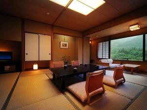 客室「花かんむり」14帖　※「庭園と山々が望めてとても寛げる」と評判のお部屋です。