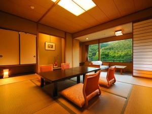 客室「花かんむり」14帖　※「庭園と山々が望めてとても寛げる」と評判のお部屋です。