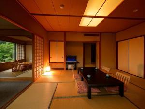 客室「花かんむり二間」　※お部屋が２つあり、窓からの景色もよく、お寛ぎいただけます。