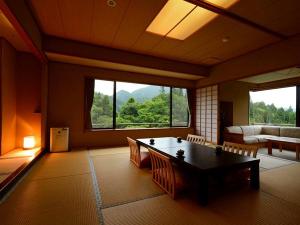 客室「花かんむり二間」　※お部屋が２つあり、窓からの景色もよく、お寛ぎいただけます。