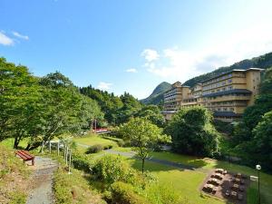 恵まれた自然を散策路で満喫もできる。広い庭園には豊沢川も流れ森林浴も楽しめる。