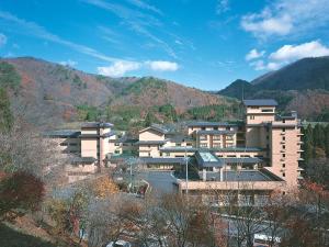 澄んだ空をバックにした秋の愛隣館。おいしい空気も美味しい。