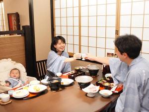 「かまどダイニング」会食イメージ　※お子様連れ、家族旅行で楽しい時間が過ごせる人気のレストラン