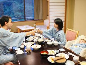 和膳・部屋食イメージ　※ご夕食をお部屋にご用意いたしますので、家族水入らずでお召し上がり頂けます。