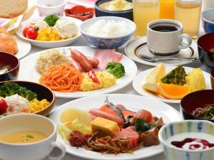 朝食バイキング（大人盛り付け例）　※食材にこだわった30種類ものメニューをお楽しみください　