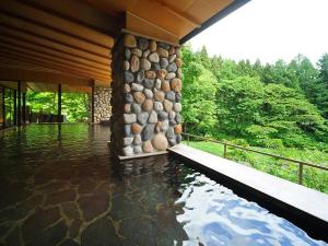 川の湯・「内湯」(昼)　※天気により全ての窓がオープンとなり半露天として自然をご満喫いただけます。
