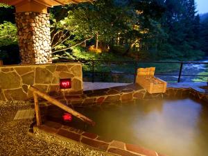 川の湯・腰掛湯(夜)　※豊沢川を眺めながら、水深90cmでゆったりと腰を掛けてご入浴いただけます。