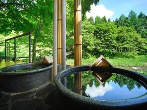 川の湯・「信楽焼陶器風呂」(昼)　※源泉１００％掛け流しです。温泉本来の泉質を存分にご満喫ください。
