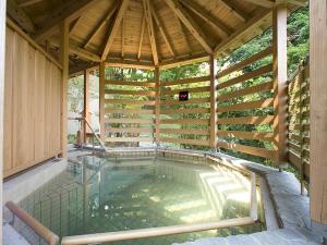 森の湯・立湯露天風呂「満天の湯・月」(昼)　※男性入浴時間の水深　1m30cm、女性入浴時間の水深　1m