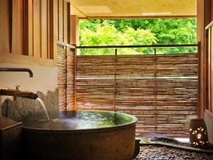 貸切家族風呂「ちゃっぷん」　※「内湯」と「半露天」２つの浴槽で温泉をお楽しみ頂けます。