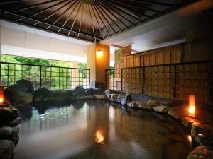 南部の湯・岩露天風呂「月あかり」　※半露天風呂となっており、庭園を眺めることができます。