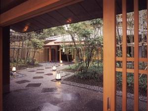 和の情緒あふれる長屋門