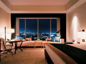 エグゼクティブベイビュールーム：日中は自然光と眼下に広がる絶景が、そして夜は、レインボーブリッジやお台場を中心とする東京湾の夜景が、都会のオアシスを感じさせます。