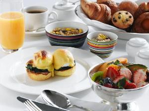 朝食メミューで一番人気の「エッグベネディクト」は是非とも味わっていただきたい一品。