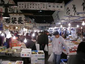 東京観光で人気の「築地市場」はホテルより徒歩10分。