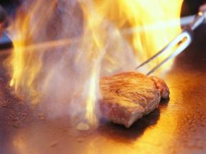 【アウトオブアフリカ】新鮮な食材を利用したお料理だけでなく、目の前でシェフが披露するパフォーマンスもお楽しみいただけます。