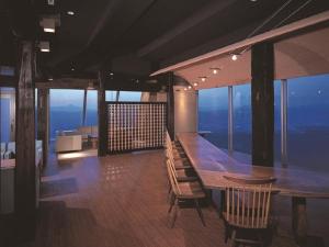 【杜氏賛歌】窓辺に広がる夜の洞爺湖の美しさとともに、しっとりとした大人の夜をお過ごしください。