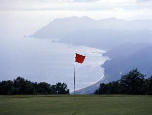 【ゴルフ場】洞爺湖から羊蹄山、内浦湾まで180度以上のパノラマで見渡せる雄大なロケーションにレイアウトされたゴルフコース。