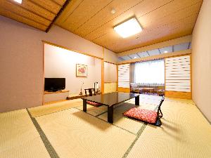 デラックス【本館和室】<BR><BR>■和室10畳又は12畳（40平米又は44平米）<BR>■バス・トイレ別<BR>■温水洗浄便座<BR>■冷蔵庫・無料金庫<BR>■Wi-Fi完備<BR>■加湿空気清浄機<BR>■禁煙室 