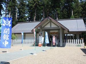 櫛引八幡宮内にある『国宝館』では(1)赤糸威鎧兜大袖付と(2)白糸威褄取鎧兜大袖付の国宝2点が展示されてます。