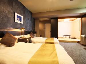 ■デラックスツインルーム■　23平米のお部屋に140cm幅/110cm幅のベッドの計2台設置しております。4.5畳の和室部分にお布団を2組までご用意、2～4様までご利用いただけます☆