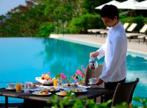 【ファインダイニング】陽光の中、開放的な空間で味わう朝食