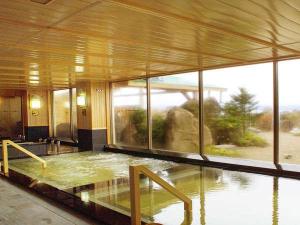 ◆１Ｆ和風大浴場・昼／野趣満点の庭園越しにサロマ湖が望めます（一例）
