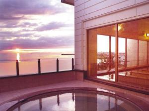 ◆２Ｆ展望露天風呂／空が水色から茜色そして紅色へと移り変わる夕景色（一例）