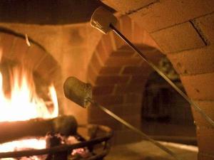 ◆客室ラウンジ［アペソ］／暖かな炎が灯る暖炉では、夕食後“焼きマシュマロ”をお愉しみいただけます