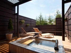 ◆露天風呂付和洋室の露天風呂／自然を眺めながら、気兼ねなく温泉を満喫（客室一例）