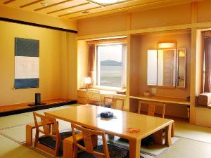 【湖＆夕日側】和室１２畳／心やすらぐ和の空間から、雄大なサロマ湖を望む客室（一例）