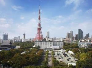 東京タワーを背に、都心とは思えない豊かな緑に囲まれたホテル。