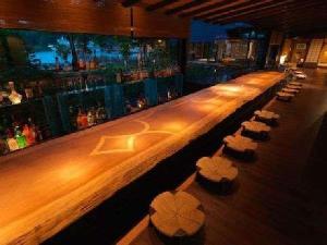 【座・BAR】湖畔を見渡す10mにも及ぶ天然木カウンター。心地よい時を過ごすための大人の空間です。