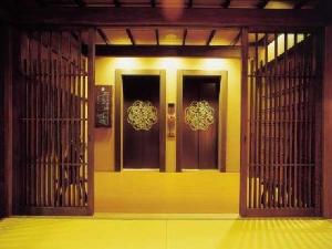 【館内】重厚な雰囲気のエレベーターに乗って客室へ。