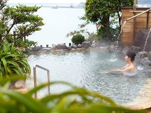 頬杖をついて海を見る。潮風が心地いい。いつもの自分から離れて、のんびりとした私だけの時間。