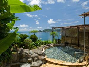 絶景露天風呂【女湯】空気の澄んだ日には屋久島まで見渡すことが出来る絶景！癒しのひと時です。