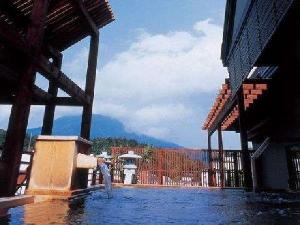 【7階大浴場・石室の湯】金の弓／露天風呂からは雄阿寒岳を望むことができます。