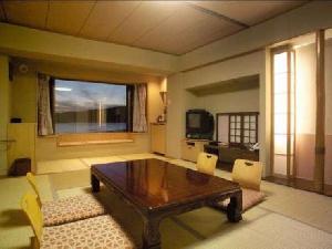 【湖側】和室１０畳／開放感のある、ほっこりとあたたかな室内はグループ様でのご利用に最適です。