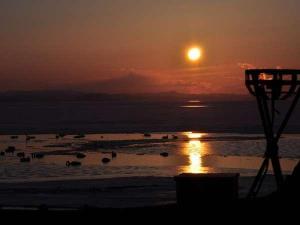 白鳥が訪れるサロマ湖／冬の凛とした空気の中、夕日の美しさがさらに際立ちます。（イメージ）