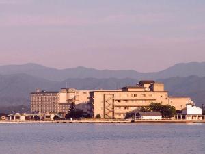 湖畔公園より一望、柴山潟に佇む、ホテル森本（右側）です。