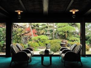 枯山水の庭園を望むロビー