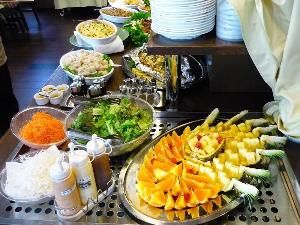 朝は和洋食バイキングで元気もりもり！