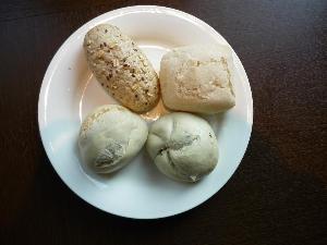 朝食バイキングにはヨーロッパより直輸入した4種類の無添加パンも♪