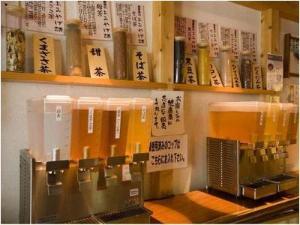 湯上りサロンでのナノ水を使用した健康茶のサービス