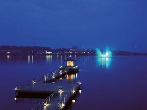 浮御堂と噴水の湖畔は当館真横です（幽幻な夜の様子）