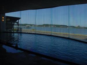 湖畔が目の前に広がり、朝夕何度も入りたくなる絶景な大浴場♪（男女同サイズが嬉しい）