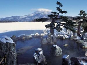 ■1Ｆ庭園露天風呂「鹿泉の湯」（冬）／目の前は阿寒湖！湖上を渡る風を感じながら湖との一体感をどうぞ
