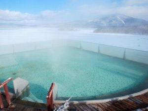 ■天空露天風呂「天女の湯」（冬）／結氷した阿寒湖が美しく輝いてとっても綺麗！