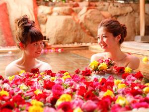 女性露天風呂・・・バラの花びらを浮かべた「はな露天」