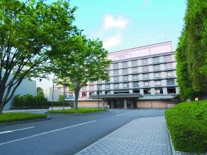 【ホテル外観～昼～】お客様の“お迎えとお見送り”の木